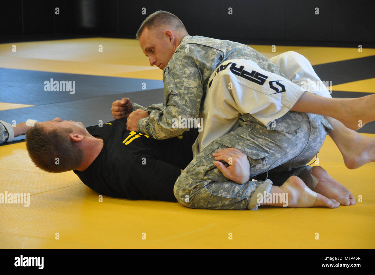 110914-Z-DH635-011 Sgt. Ryan Williams of Yucaipa, Calif., a military police officer with the 40th Military Police Company, 185th Military Police Battalion, 49th Military Police Brigade, practices combatives prior to the end of week double elimination tournament held as part of the Best Warrior Competition at Camp San Luis Obispo, Calif., Sept. 14, 2011. (Army National Guard photo/ Sgt. Salli Curchin) Stock Photo