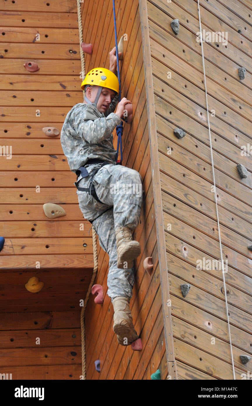 110915-Z-XQ016-031 Sgt. Ryan Williams of Yucaipa, Calif., a military police officer with the 40th Military Police Company, 185th Military Police Battalion, 49th Military Police Brigade, scales the rock wall for time during the Best Warrior Competition at Camp San Luis Obispo, Calif., Sept. 15, 2011. (Army National Guard photo/Staff Sgt. Emily Suhr) Stock Photo