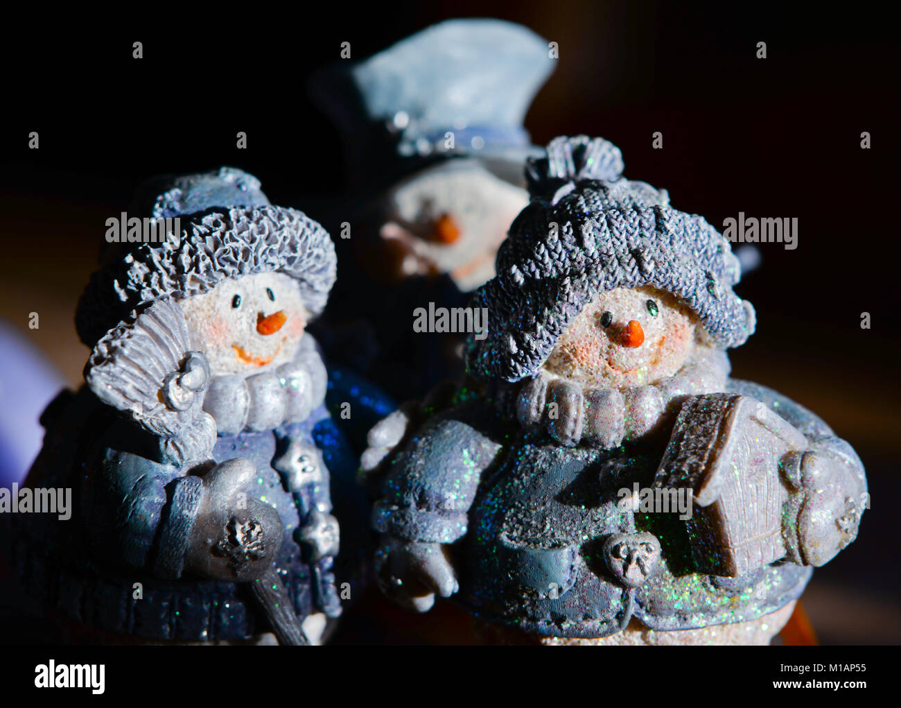 https://c8.alamy.com/comp/M1AP55/snowmen-christmas-decorations-M1AP55.jpg