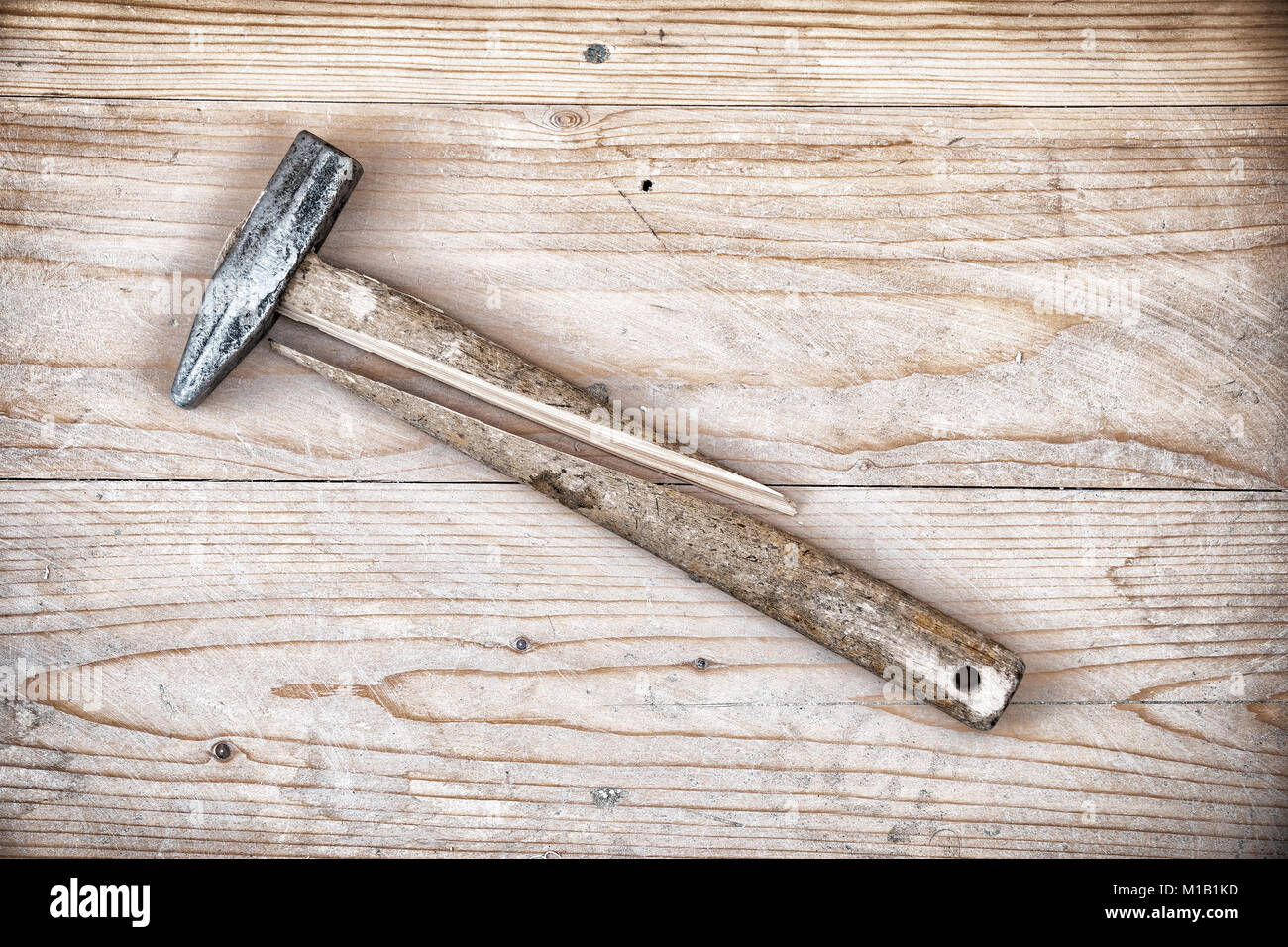 Broken hammer. Hammer with a broken handle on a wooden background Stock  Photo - Alamy