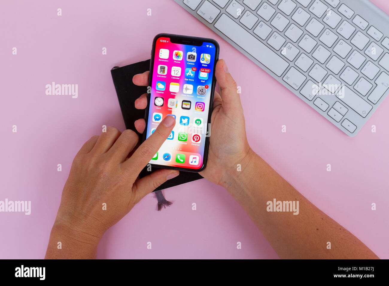 Mobile phone screen apps iphone 10 hi-res stock photography and images ...