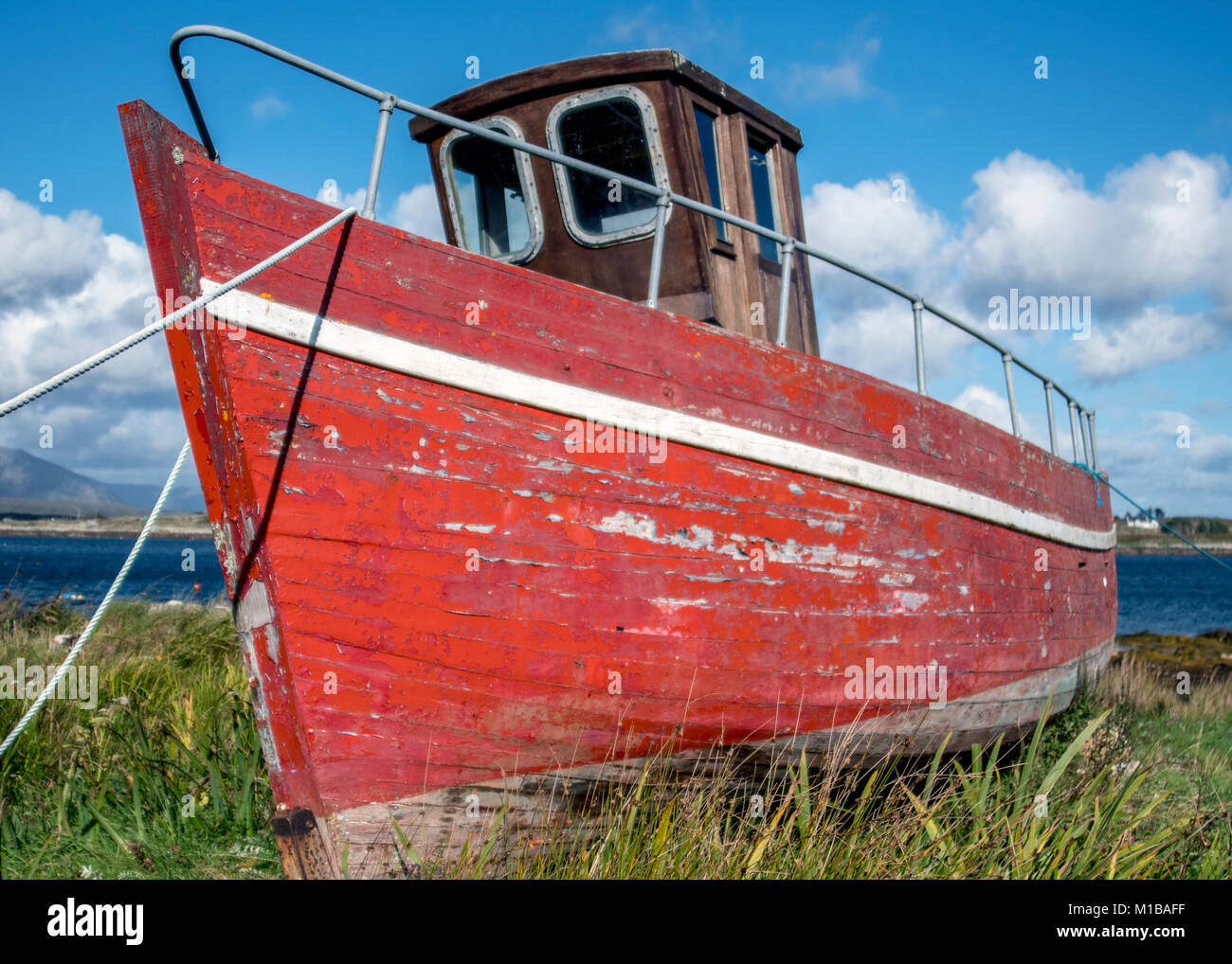Derelict fishing boat sits abandoned onshore Stock Photo - Alamy