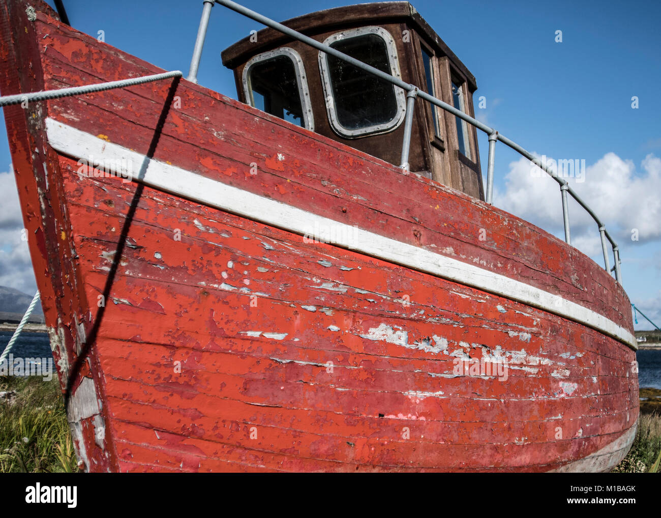 Derelict fishing boat sits abandoned onshore Stock Photo - Alamy