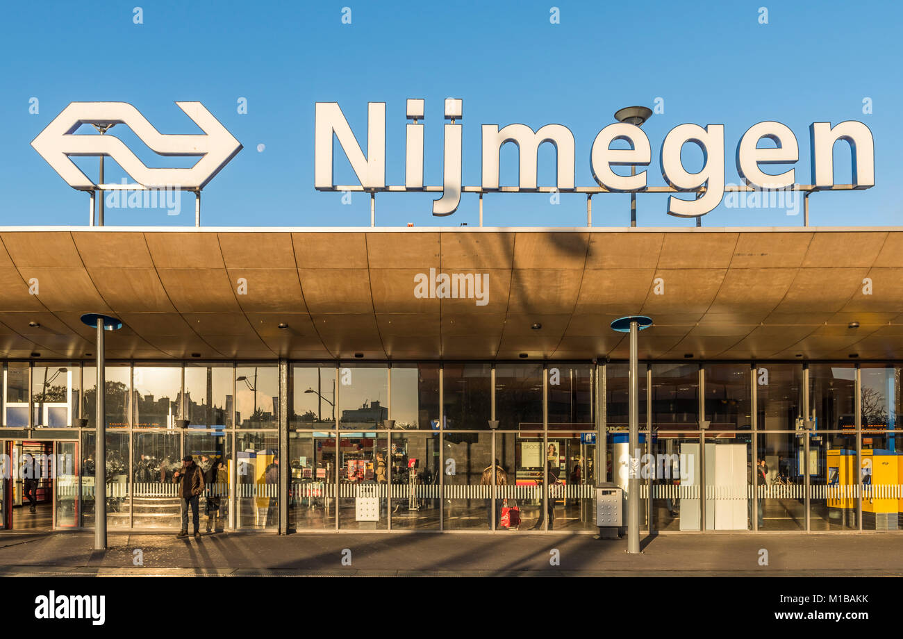nijmegen-netherlands-november-7-2017-front-of-railway-central