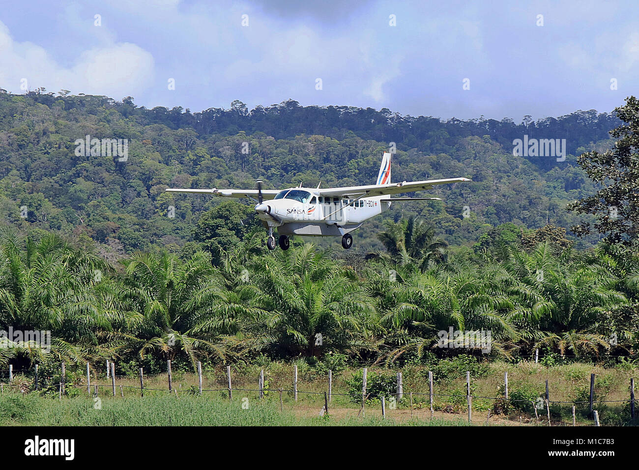 SANSA Regional Air Cessna Caravan coming in to land at a remote airstrip in the jungle on the Osa Peninsula, near Drake Bay, in Costa Rica. Stock Photo