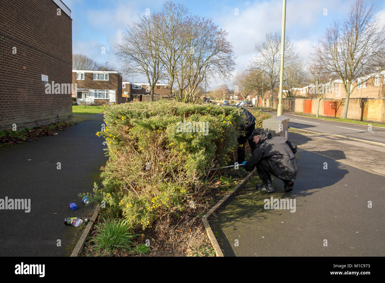 Farnborough, UK. 28th Jan, 2018. Police search for murder weapon along