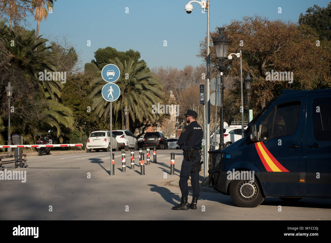 January 29, 2018 - Barcelona, Catalonia, Spain -  In Barcelona a Spanish police officer Policia Nacional  stands guard to the acces to the Catalan Parliament building hours prior President investiture debate. The Catalan Parliament  convened the debate on investing Carles Puigdemont as president of Catalonia for Tuesday 30th January. The announcement came despite threats from the Spanish government that they would challenge a potential Puigdemont candidacy to Spain's Constitutional Court. Stock Photo