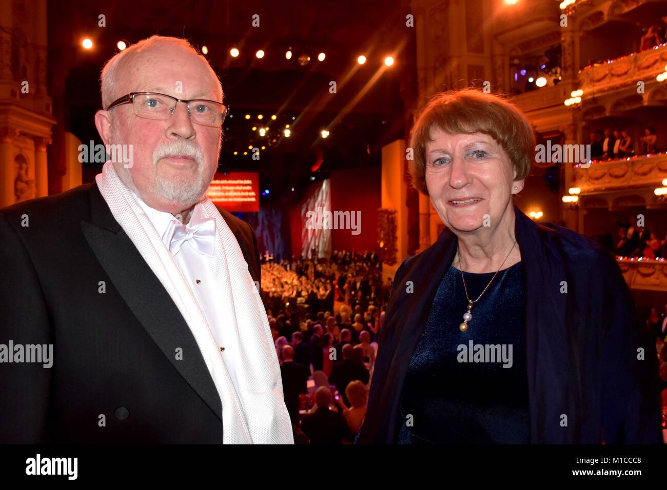 links Lothar de Maizière Politiker- letzte Ministerpräsident der Deutschen Demokratischen Republik im Gespräch mit Ehefrau Stock Photo