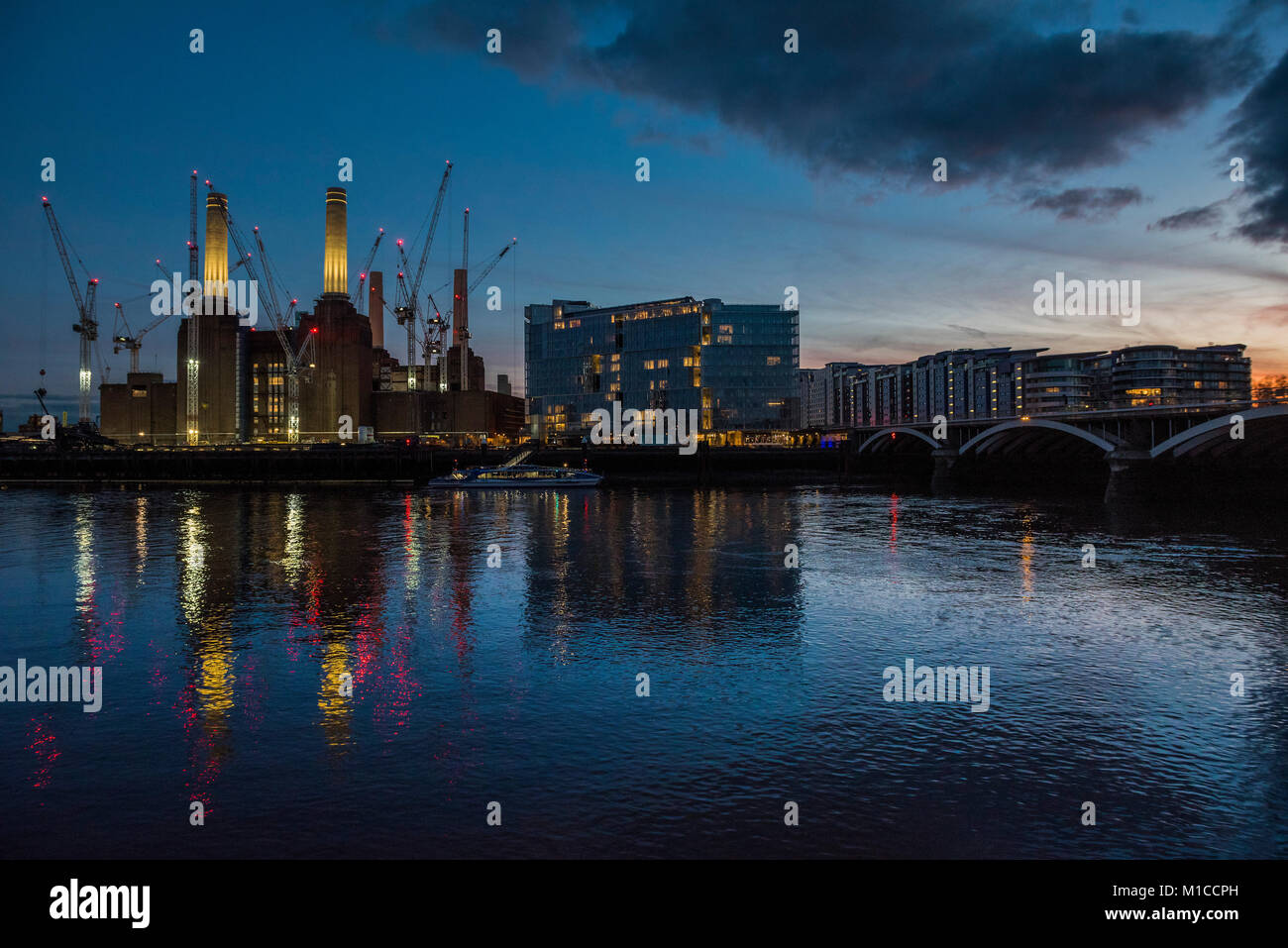 Battersea, London. 29th January, 2018. The sun sets on the stalled Battersea Power Station Development. London 29 Jan 2018 Credit: Guy Bell/Alamy Live News Stock Photo