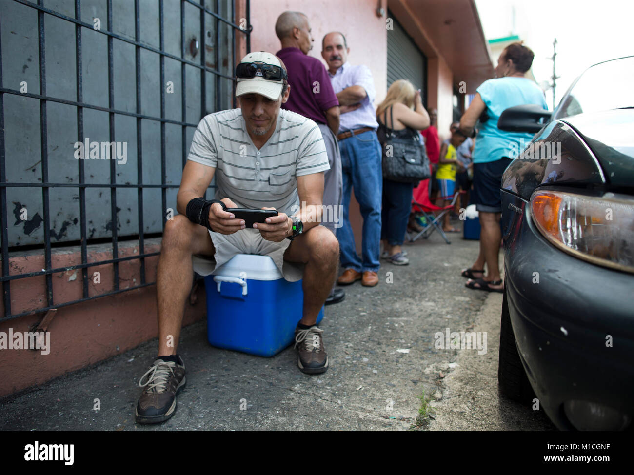 Puerto Rico Filas San Juan, Puerto Rico. , . Largas filas en la fabrica de hielo, Crespo ...