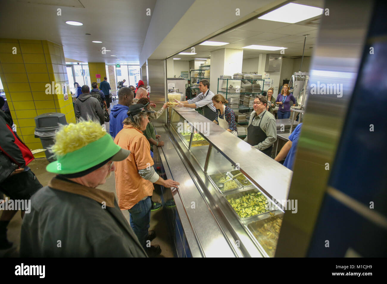 Houston Texas Usa 28th January 18 Beto O Rourke D Texas Serves A Warm Meal At The Beacon Homeless Shelter In Houston Tx John Glaser Csm Alamy Live News Stock Photo Alamy