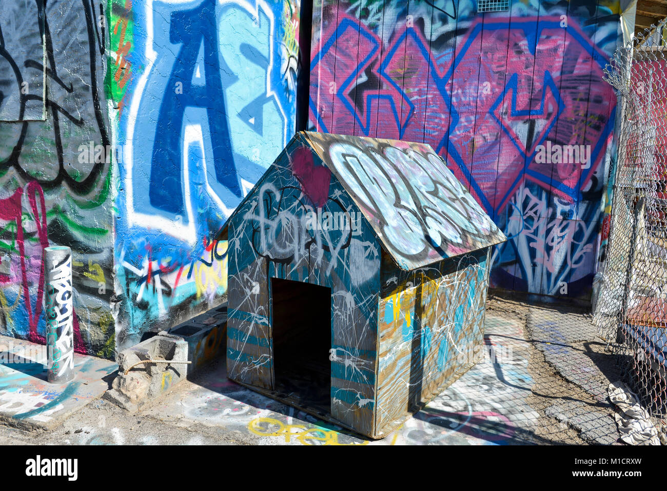 Graffiti doghouse hires stock photography and images Alamy