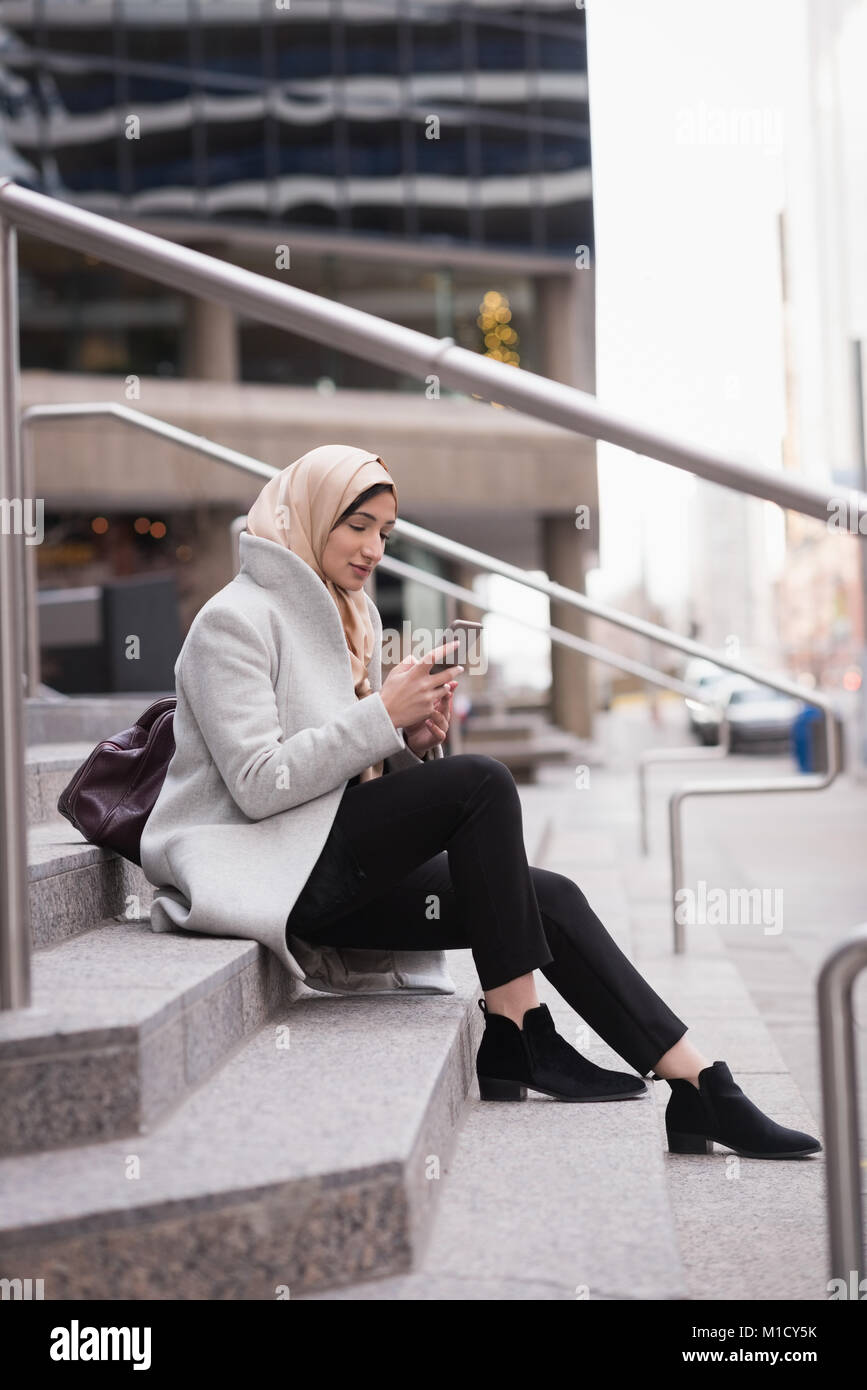 Woman in hijab using mobile phone Stock Photo - Alamy
