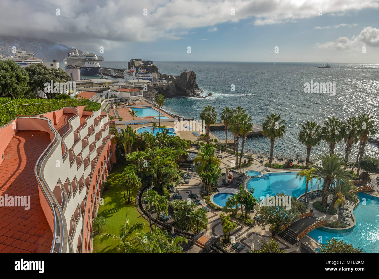 swimming-pool-hotel-royal-savoy-r-carvalho-ara-jo-funchal-madeira