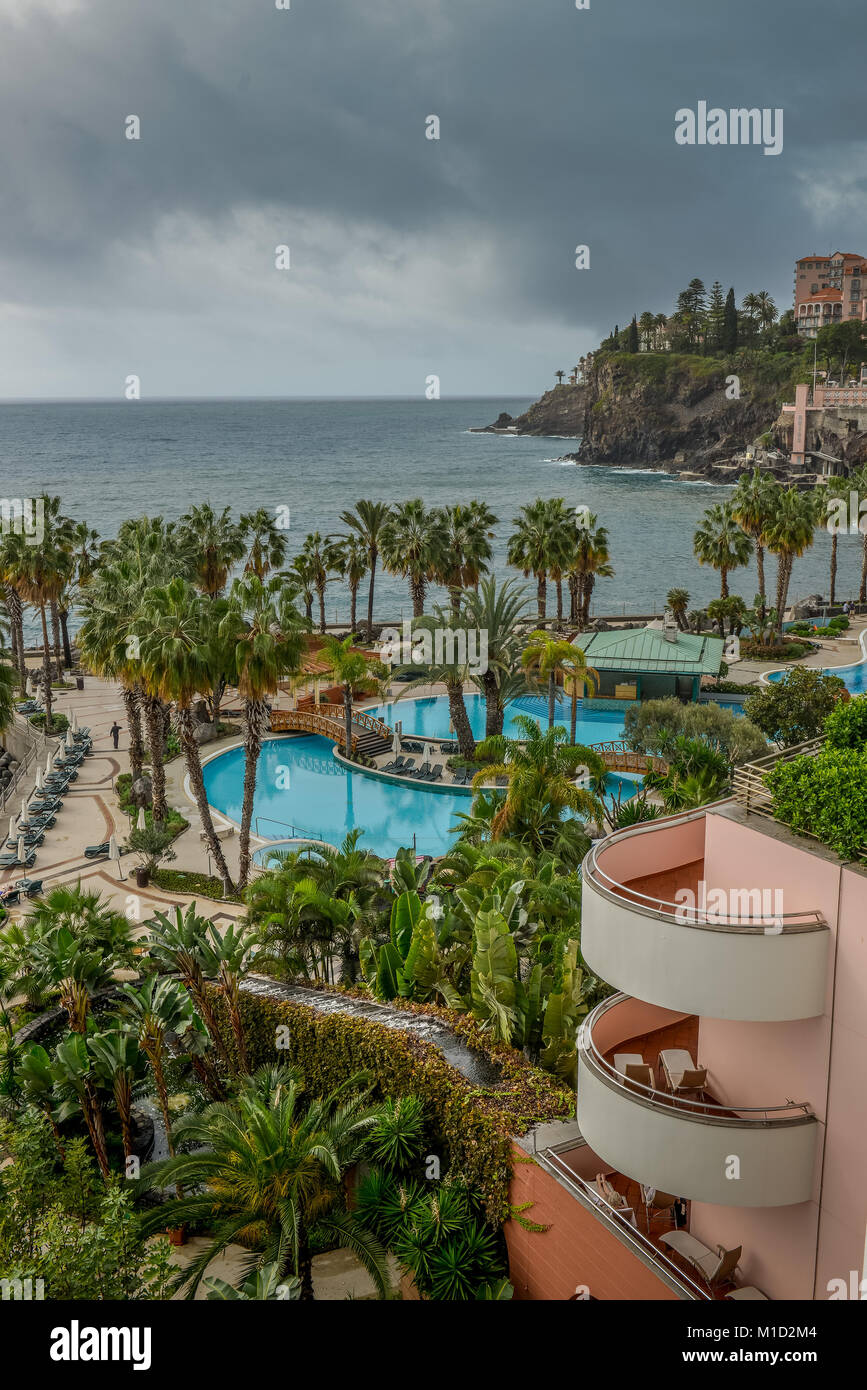 swimming-pool-hotel-royal-savoy-r-carvalho-ara-jo-funchal-madeira