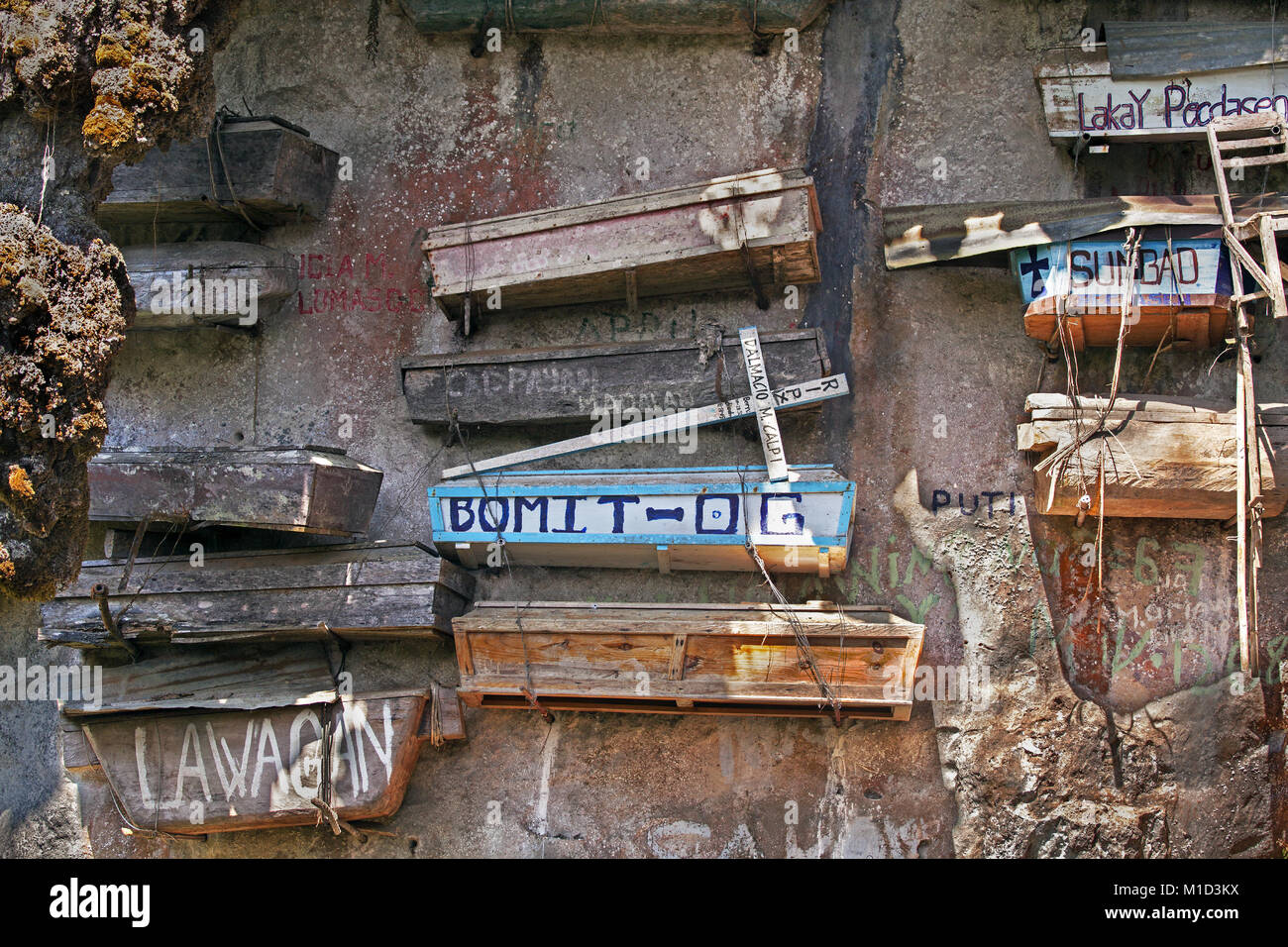 Old wooden coffins hang from a cliffside at Sagada in the Grand Cordillera Mountains of Northern Luzon Island, Philippines. Stock Photo