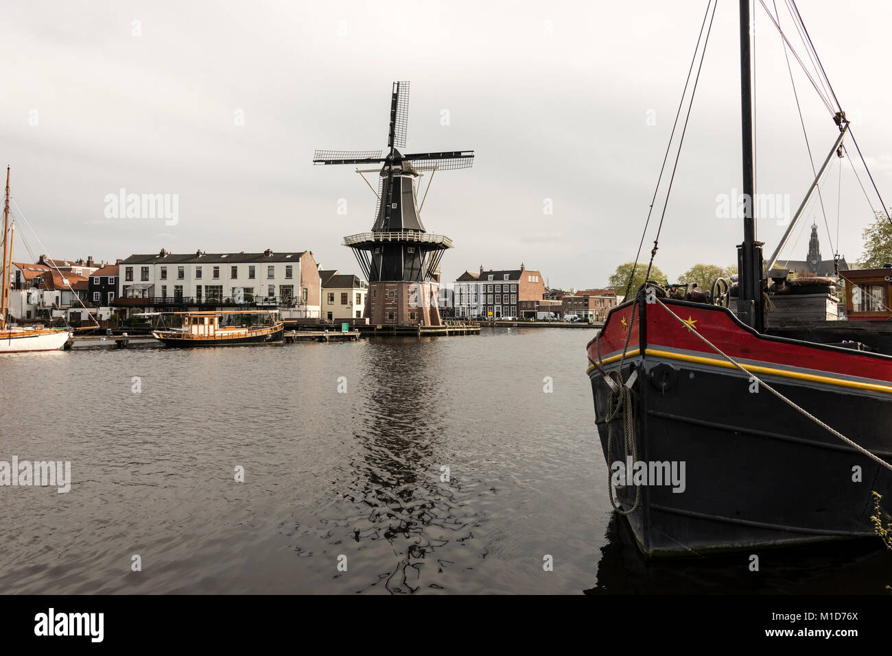 On the bend of the Spaarne River that cuts its way through the centre of Haarlem is one of Haarlem’s most recognised landmarks, the Molen de Adriaan w Stock Photo