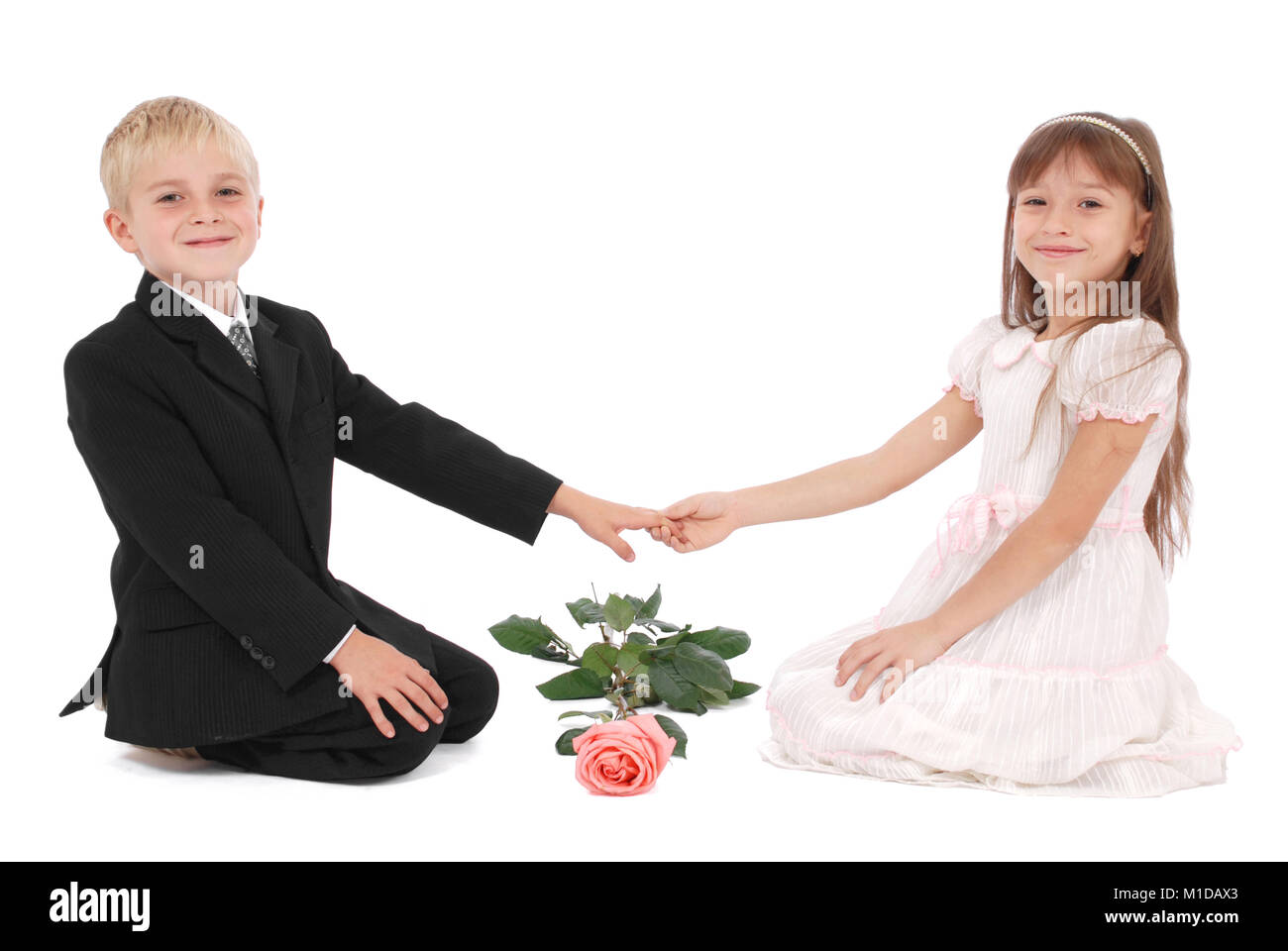 Девочка держит цветок в полный рост. Молодой девочка держит. Молодой девочка держит. Красивая мама и малыш. Девочка держит красный квадрат картинка детская.