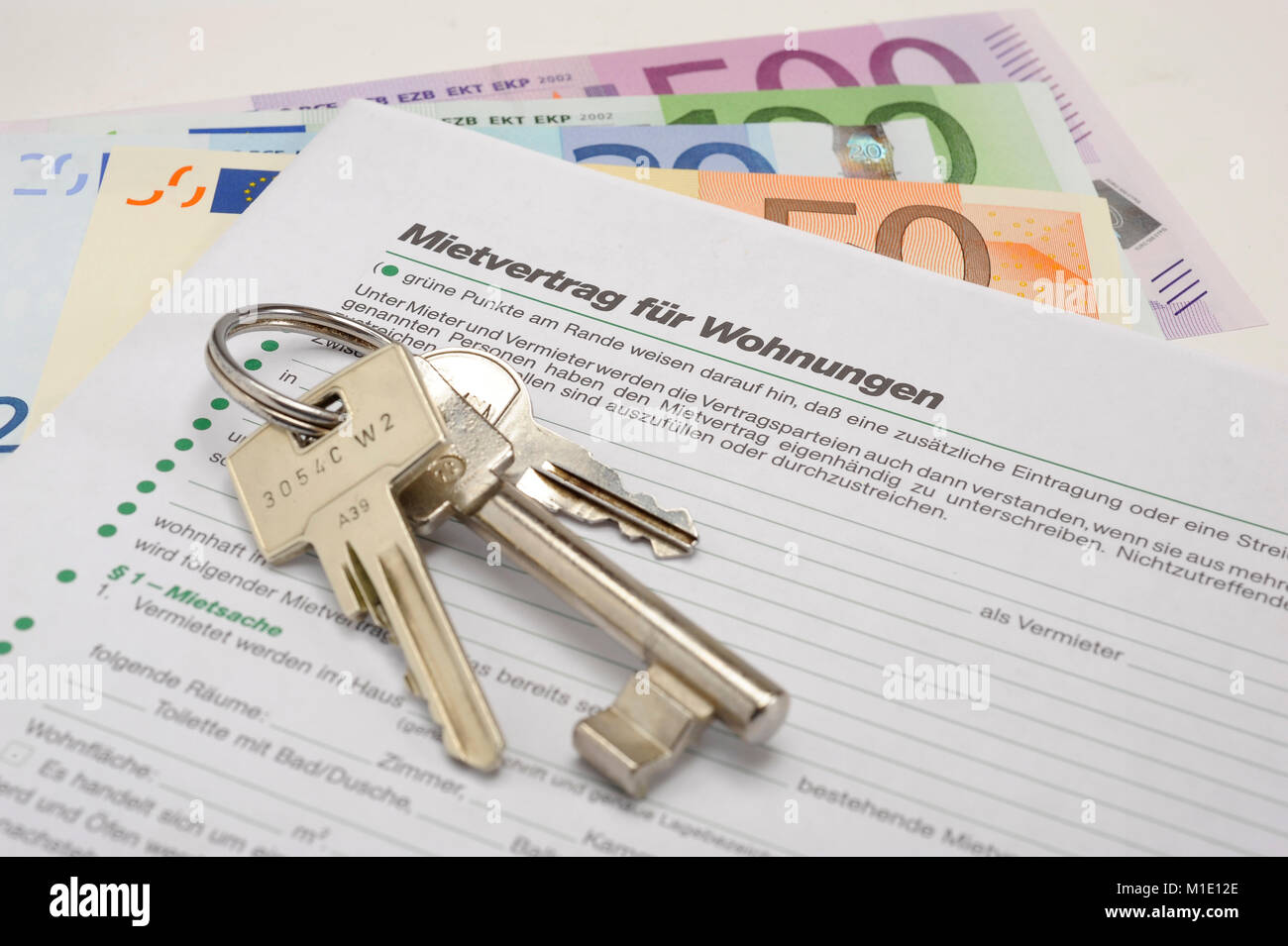 Wohnungsschlüssel und Euro Geldscheine als Miete für Wohnung Stock Photo