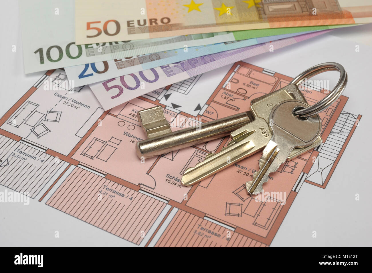 Wohnungsschlüssel und Euro Geldscheine als Miete für Wohnung Stock Photo