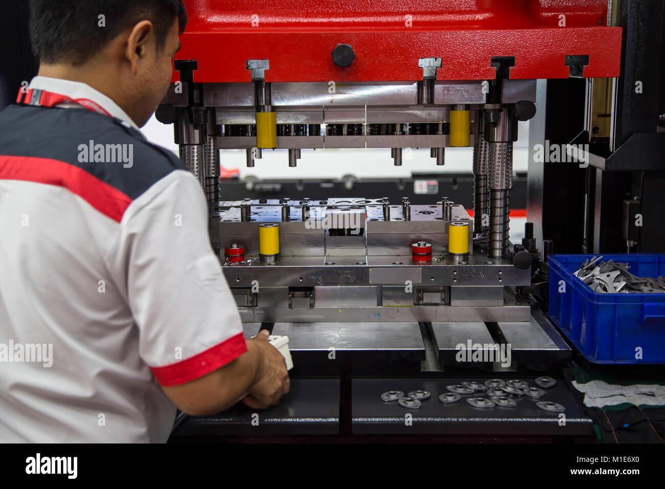 Mechanic operating hydraulic press machine and fixture making rings