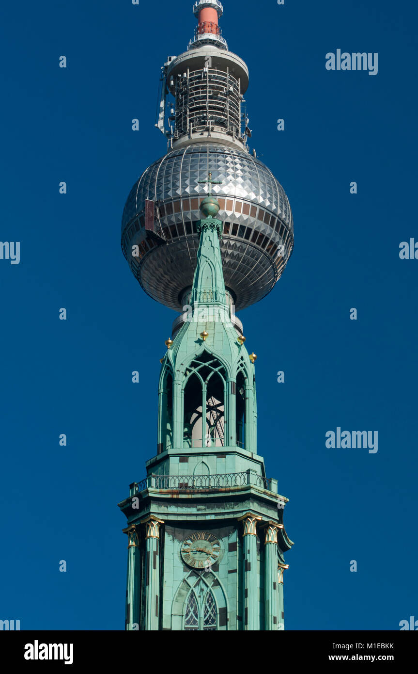 Marienkirche und Fernsehturm in Berlin Stock Photo