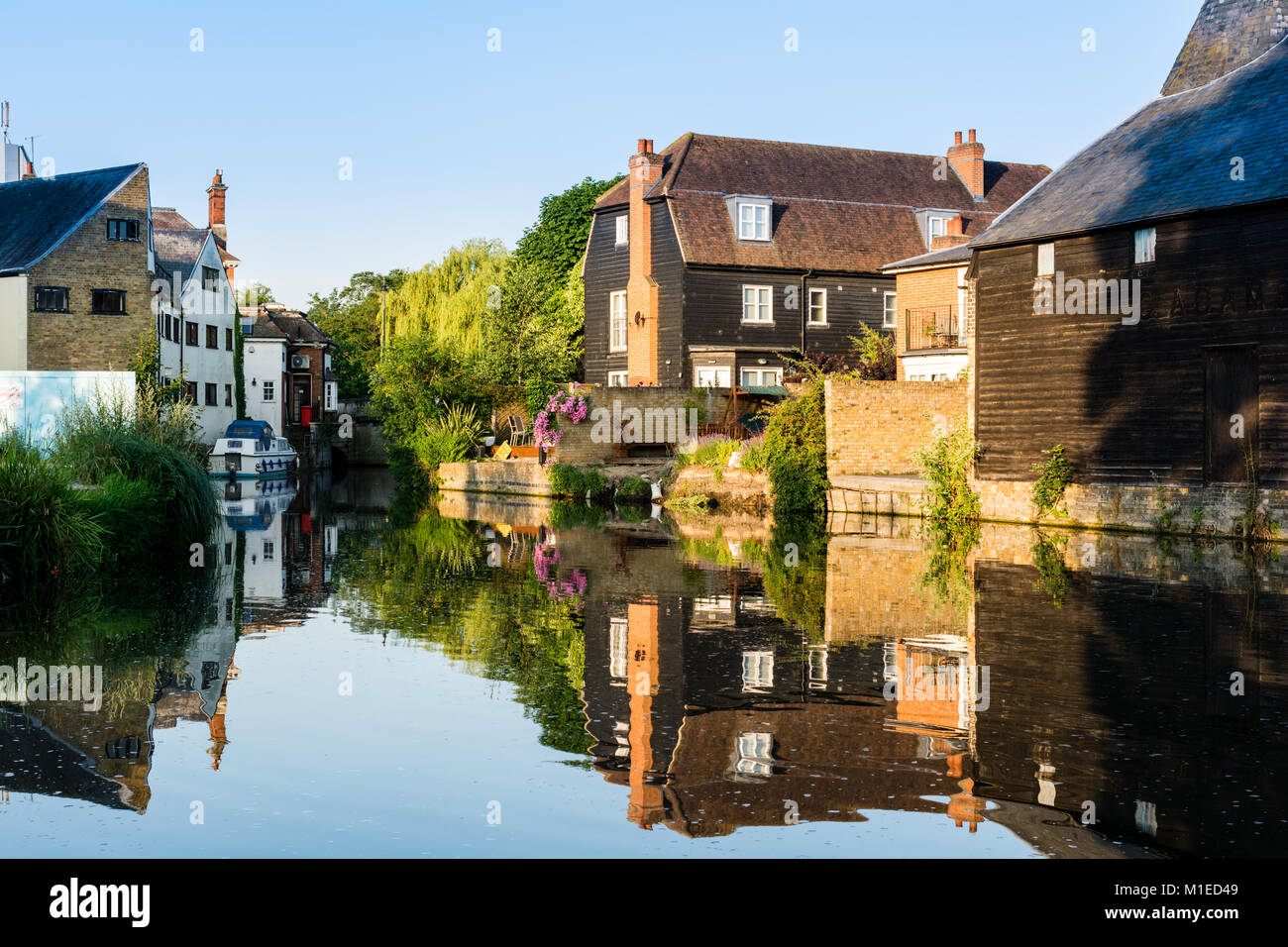Tranquil waters by the River Lea in the centre of Hertford Stock Photo
