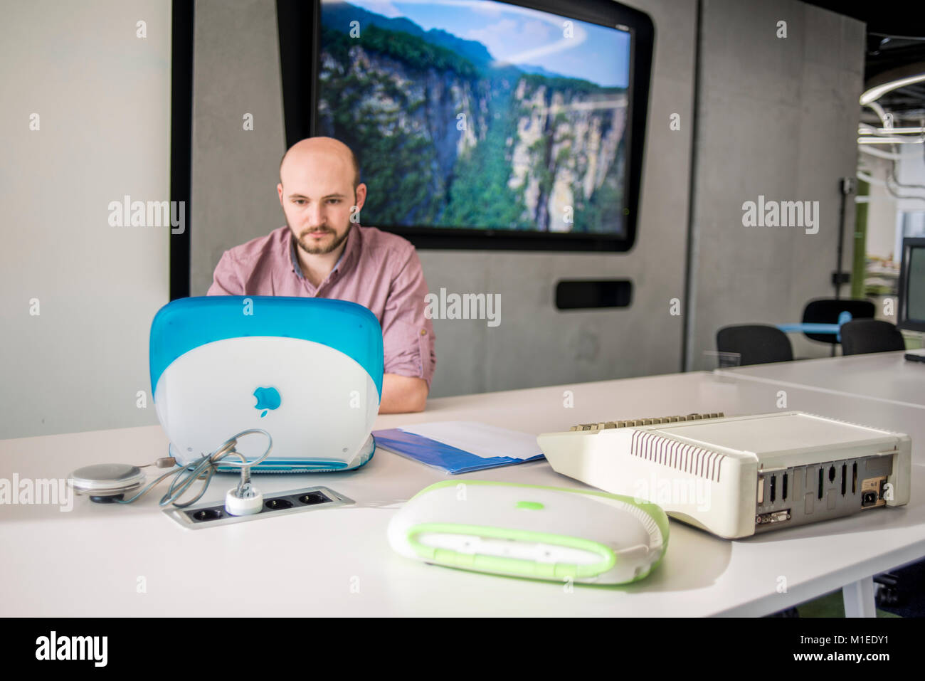 A Member Of Staff Shows Ibook G3 Release Date May 01 With Apple Stock Photo Alamy