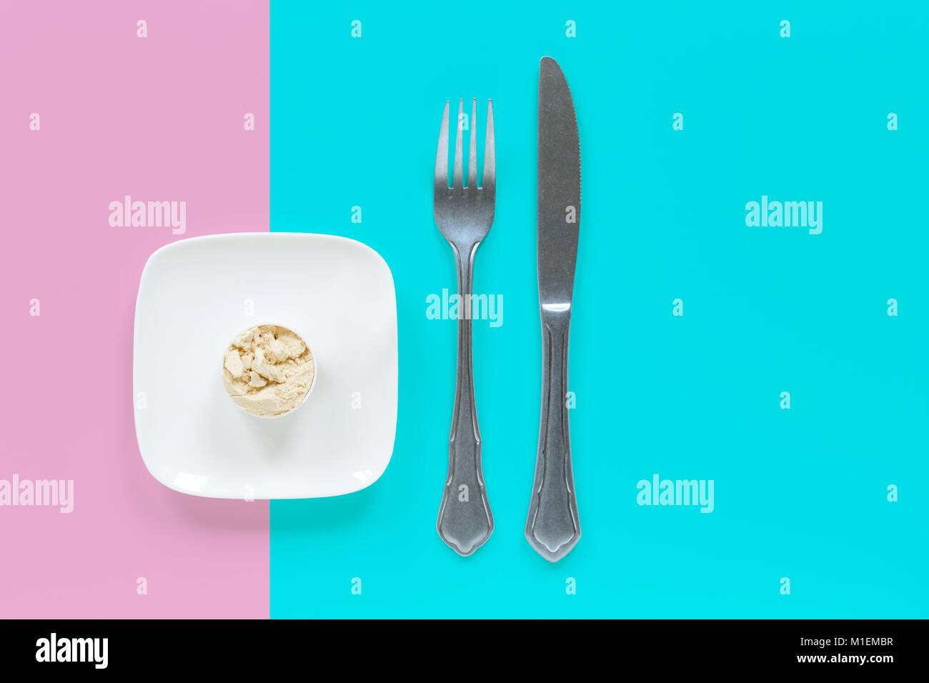 https://c8.alamy.com/comp/M1EMBR/protein-powder-in-scoop-on-small-plate-with-knife-and-fork-M1EMBR.jpg