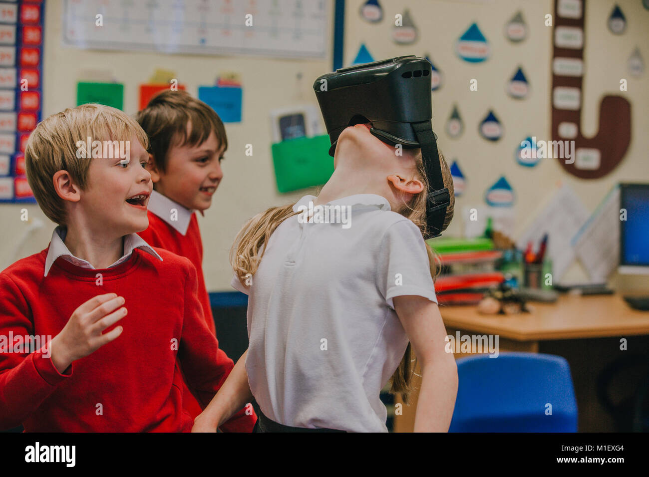 Primary school students are experimenting with virtual reality headsets ...