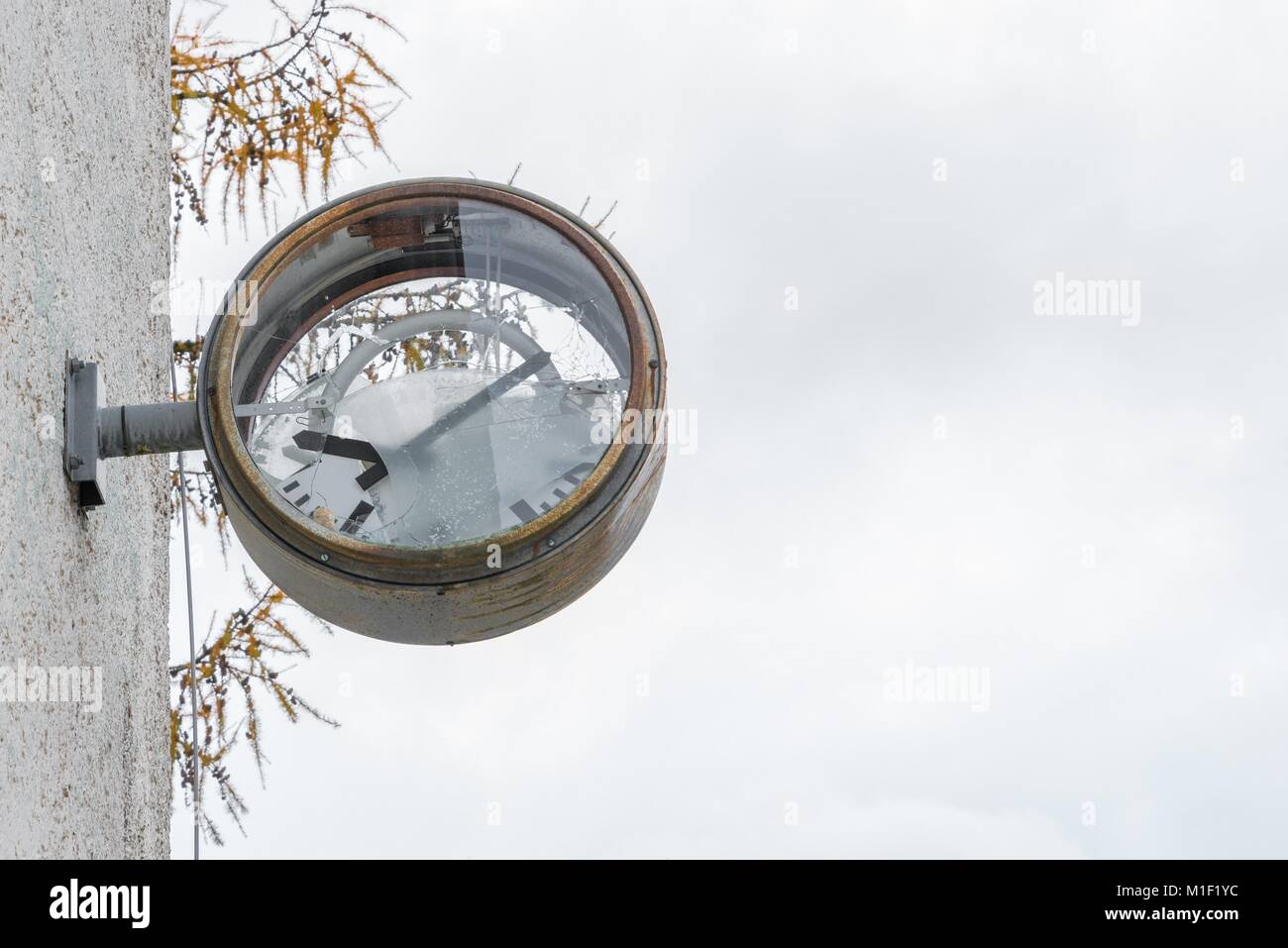 Wall Clock Old Broken Stock Photos & Wall Clock Old Broken Stock Images