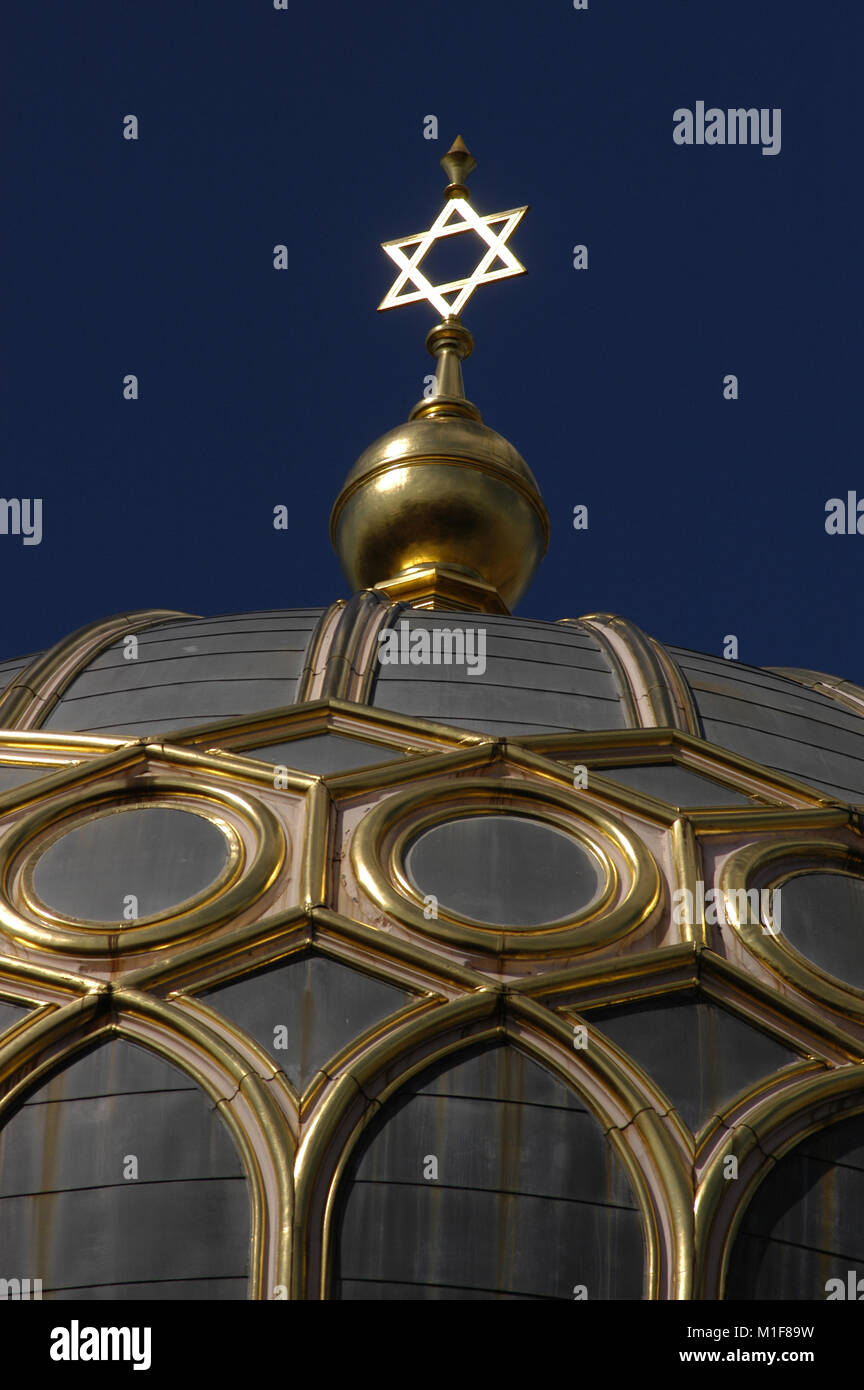 Germany. Berlin. New Synagogue (Neue Synagoge). Built in 1859-66 by German architects Eduard Knoblauch (1801-1865) and, after his death by Friedrich August Stuler (1800-1865). It was destroyed by the Nazis during the World War II and reconstructed between 1988-1991 by Bernhard Leisering(1951-2012). Detail. Dome with gilded ribs and crowned byt the Star of David. Stock Photo