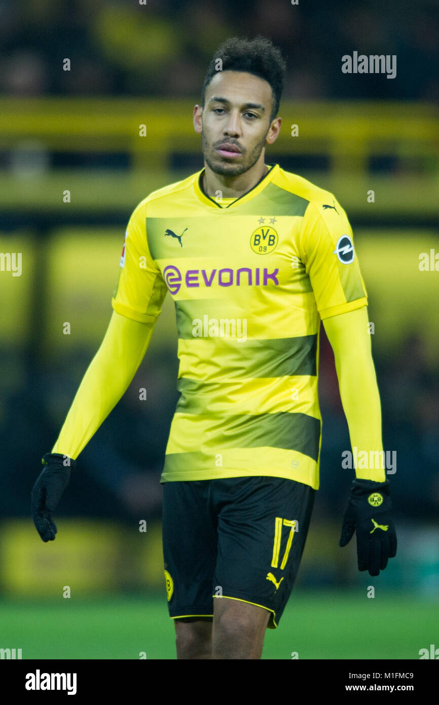 Dortmund, Deutschland. 27th Jan, 2018. Pierre-Emerick AUBAMEYANG (mi., DO) wirkt afterdenklich und lustlos, frustratedriert, frustrated, gefrustratedet, disappointed, entt uscht, Entt uschung, Enttaeuschung, traurig, halbe Figur, Halbfigur, Hochformat, Fussball 1. Bundesliga, 20. matchday, Borussia Dortmund (DO) - SC Freiburg (FR) 2:2, am 27.01.2018 in Dortmund/ Germany. |usage worldwide Credit: dpa/Alamy Live News Stock Photo