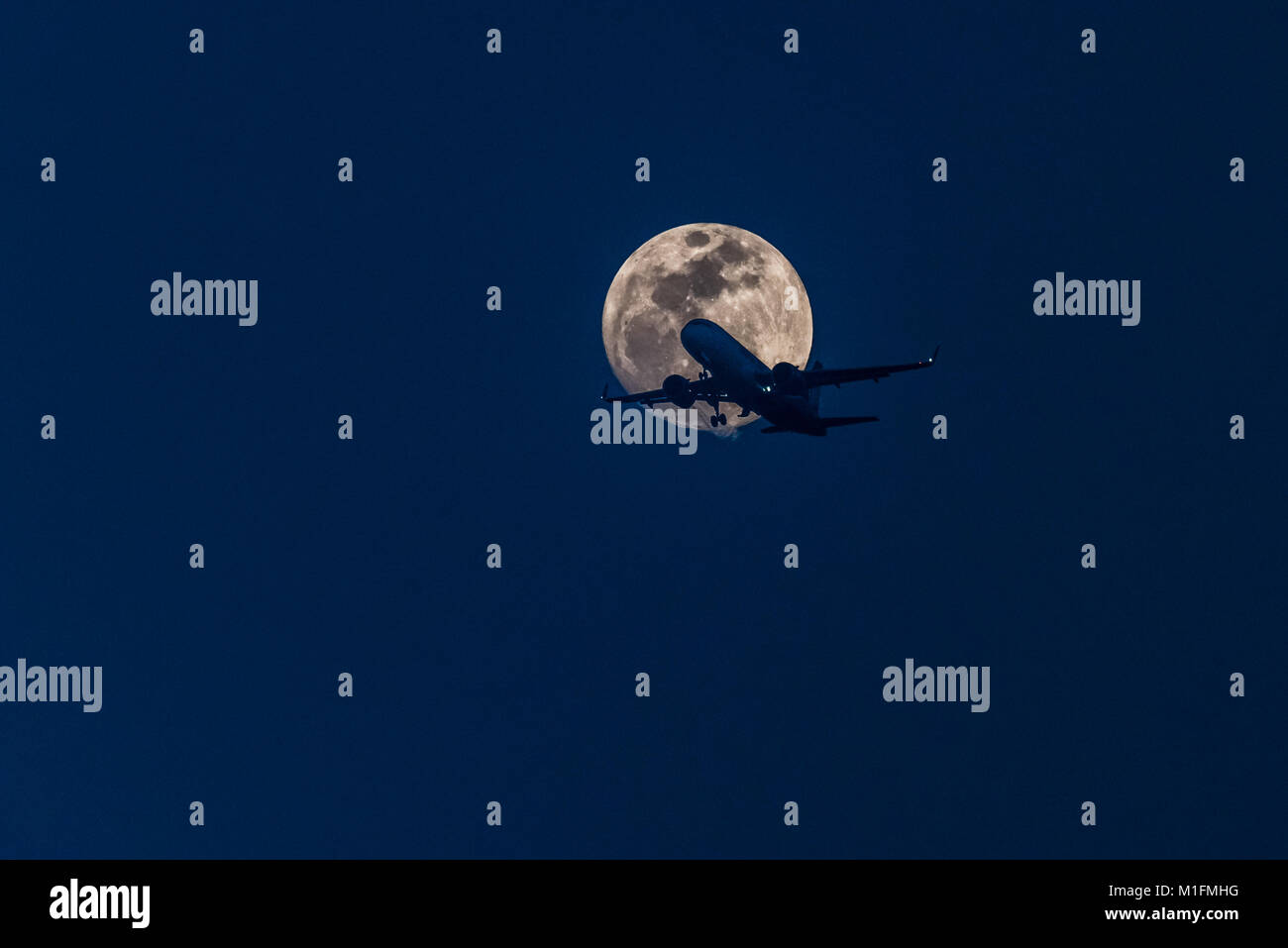New Delhi, India. 30th Jan, 2018. An aeroplane appears in front of magnificent super-moon a day before lunar eclipse. Credit: Swapan Banik/Alamy Live News Stock Photo