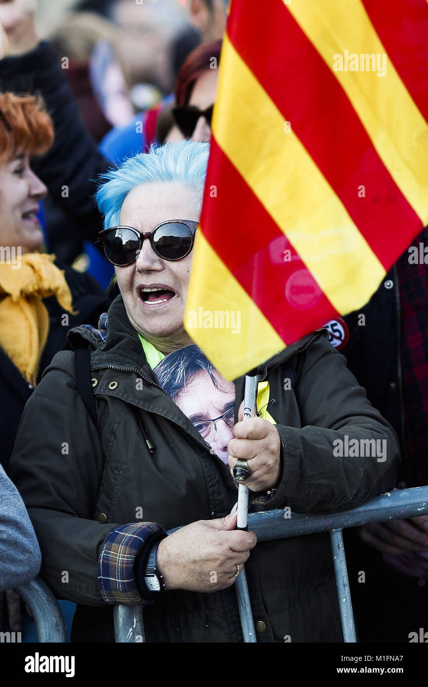 Barcelona, Catalonia, Spain. 30th Jan, 2018. January 30, 2017 - Barcelona, Spain - Catalan Parliament investment; A lady with the catal''¡n flag and the Carlos Puigdemont flag. Credit: Eric Alonso/ZUMA Wire/Alamy Live News Stock Photo
