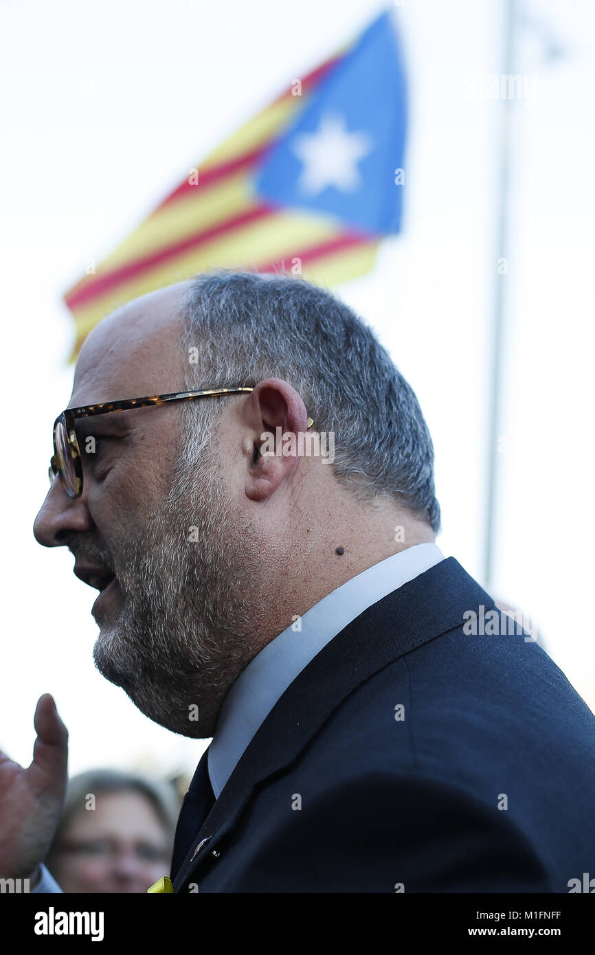 Barcelona, Catalonia, Spain. 30th Jan, 2018. January 30, 2017 - Barcelona, Spain - Catalan Parliament investment; Eduard Pujol greets the independence supporters. Credit: Eric Alonso/ZUMA Wire/Alamy Live News Stock Photo