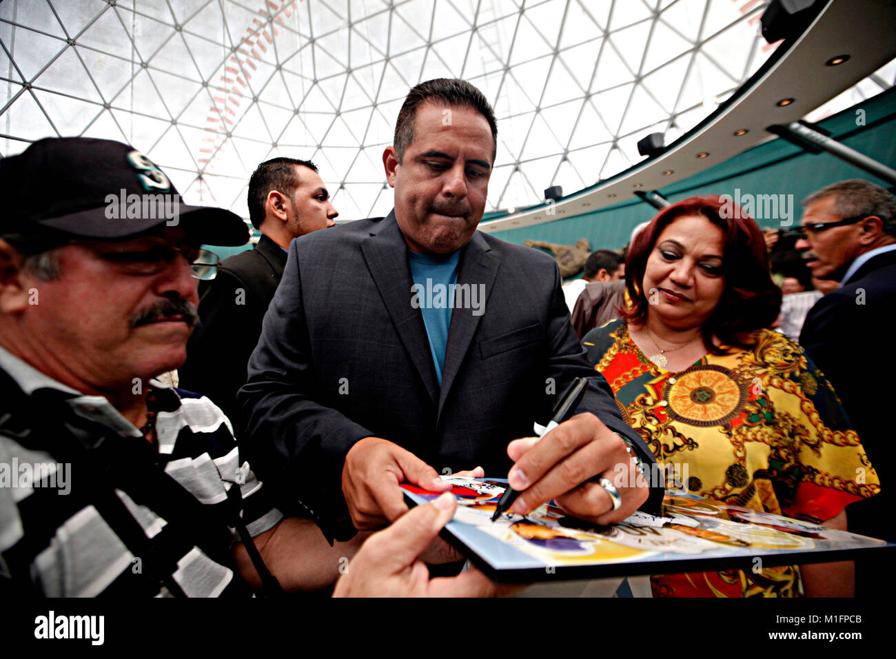Naguanagua, Carabobo, Venezuela. 20th Nov, 2012. November 20, 2012. Wilson Alvarez © signs autographs to his fans, after he was exalted to the Hall of Fame of Venezuelan baseball, at the headquarters of the baseball museum, in the Naguanagua municipality of Carabobo state. Venezuela, November 20, 2012. Wilson Alvarez, played 14 seasons in the big leagues, walking organizations such as the Rangers, White Sox, Giants, Tampa Bay, Dogers, and was the first Venezuelan to launch a game without hit or Major league races. Photo: Juan Carlos Hernandez (Credit Image: © Juan Carlos Hernandez via ZU Stock Photo