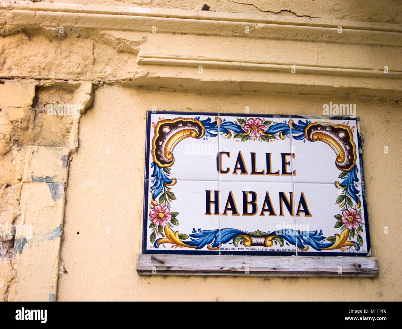 Mar 28, 2006 - Havana, CUBA - Old Havana Viejo street scene. Colorful tile 'Calle Habana' street sign. The Republic of Cuba is located in the northern Caribbean and south of the United States. The first European to visit Cuba was explorer Christopher Columbus in 1492. Centuries of colonial rule and revolutions followed. Batista was deposed by Fidel Castro and Che guevara in 1953. After the revolution trade with comminist Russia grew. The economy was hit hard in the 1990s following the collapse of the Soviet Union. Cuba currently trades with almost every nation in the world, albeit with restric Stock Photo