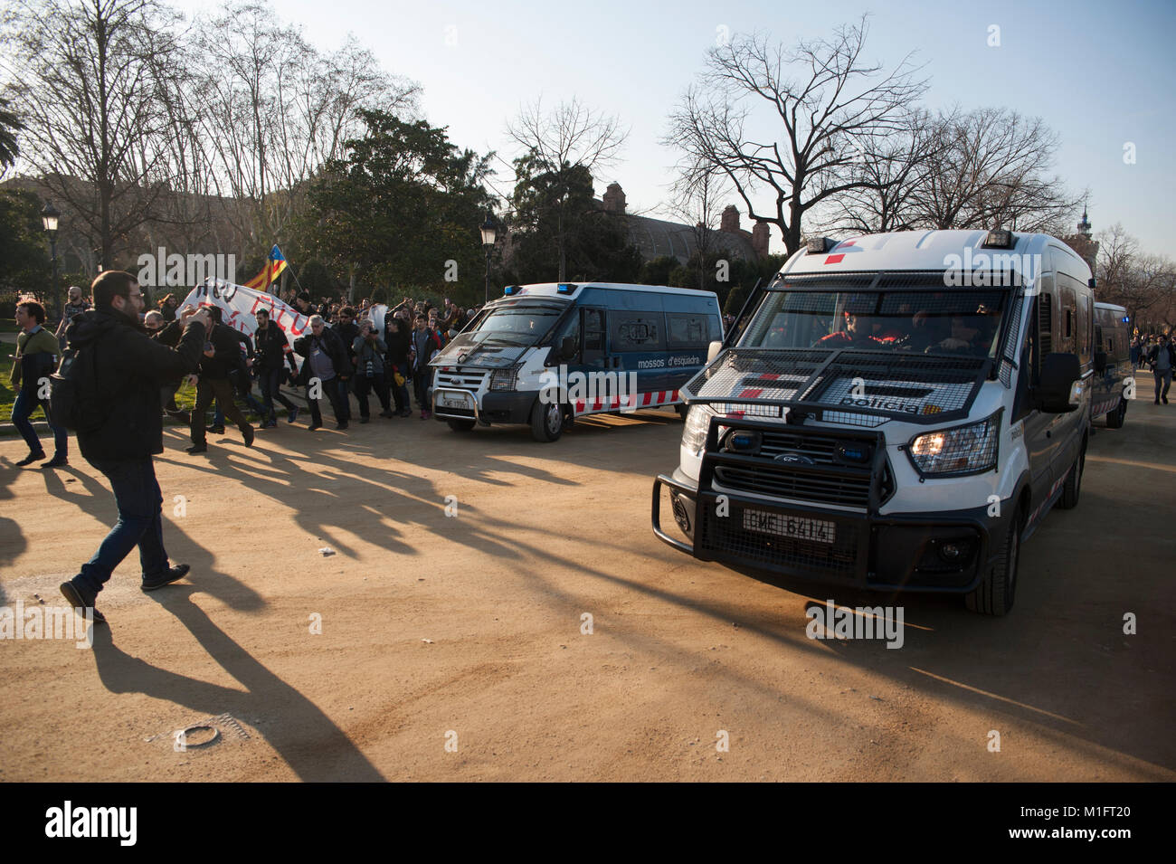 Barcelona, Spain. 30 jan, 2018. Hundreds of people concentrated at the gates of the park of the "Ciudadela" have managed to break the security cord set by the autonomic police "mosses de escuadra" and have reached the doors of the Catalan parliament. Today Carles Puigdemont was chosen as president of the Generalitat de Catalonia, but the ruling of the constitutional court they decided to postpone the appointment. Credit: Charlie Perez/Alamy Live News Stock Photo