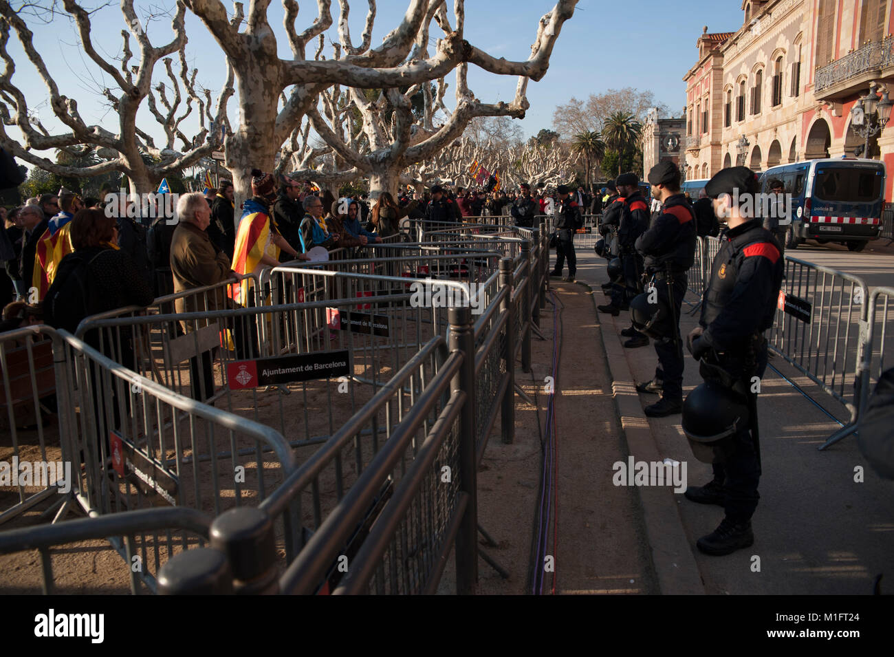 Barcelona, Spain. 30 jan, 2018. Hundreds of people concentrated at the gates of the park of the "Ciudadela" have managed to break the security cord set by the autonomic police "mosses de escuadra" and have reached the doors of the Catalan parliament. Today Carles Puigdemont was chosen as president of the Generalitat de Catalonia, but the ruling of the constitutional court they decided to postpone the appointment. Credit: Charlie Perez/Alamy Live News Stock Photo