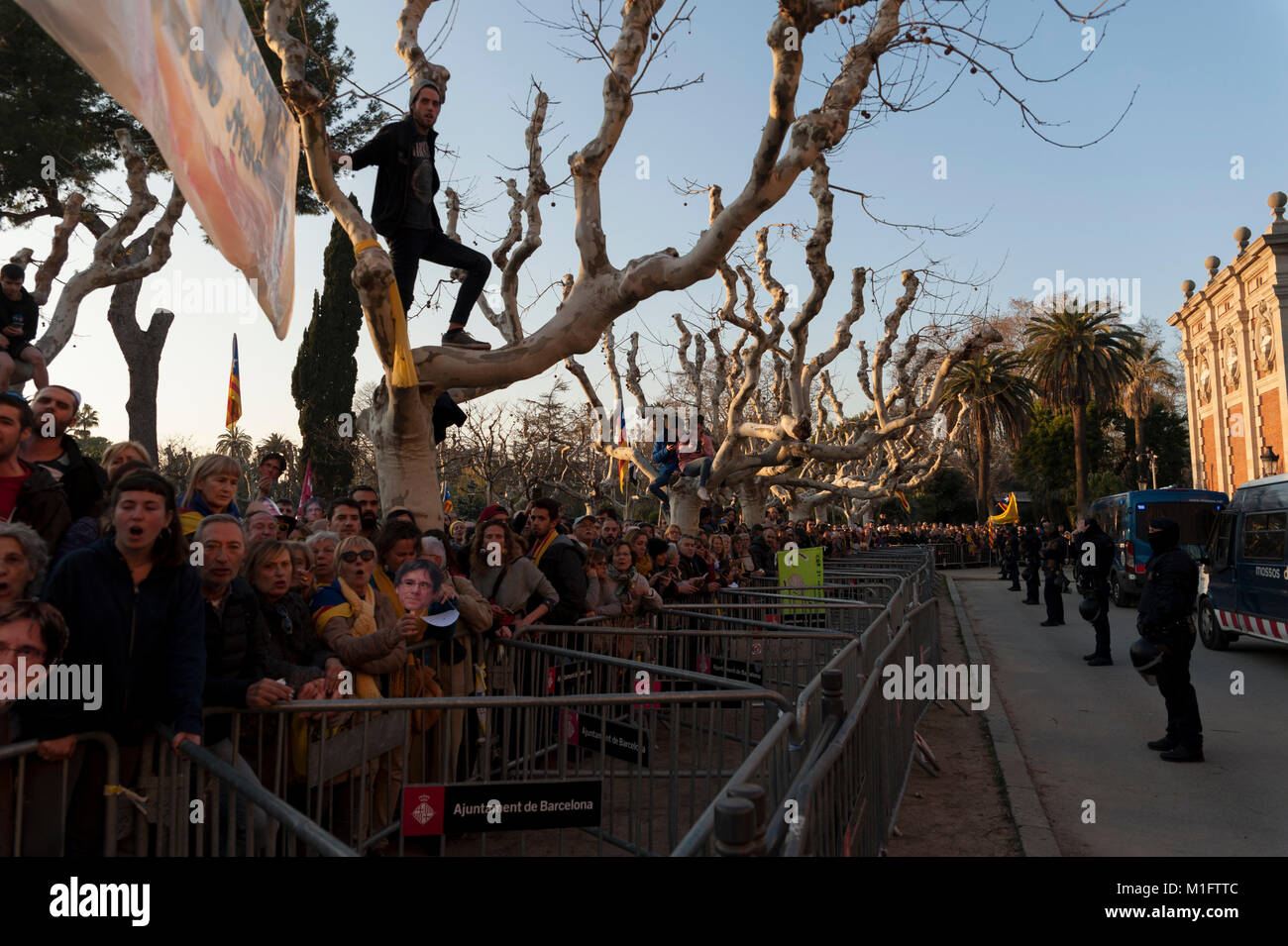 Barcelona, Spain. 30 jan, 2018. Hundreds of people concentrated at the gates of the park of the 'Ciudadela' have managed to break the security cord set by the autonomic police 'mosses de escuadra' and have reached the doors of the Catalan parliament. Today Carles Puigdemont was chosen as president of the Generalitat de Catalonia, but the ruling of the constitutional court they decided to postpone the appointment. Credit: Charlie Perez/Alamy Live News Stock Photo