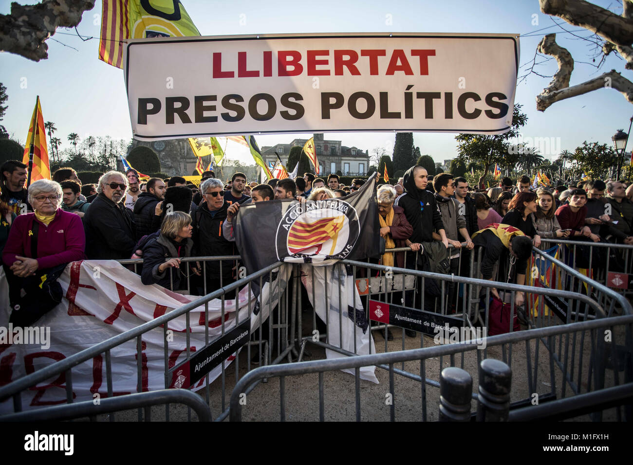 Barcelona, Spain. 30th Jan, 2018. Protesters seen during a demonstration to support Carles Puigdemont, former Catalan President in front of the Catalonia Parliament in Barcelona.Roger Torrent, President of the Catalonia Parliament, has finally canceled the parliamentary session who was scheduled for January 30, 2018 which could have form a new regional government. Credit: Victor Serri/SOPA/ZUMA Wire/Alamy Live News Stock Photo