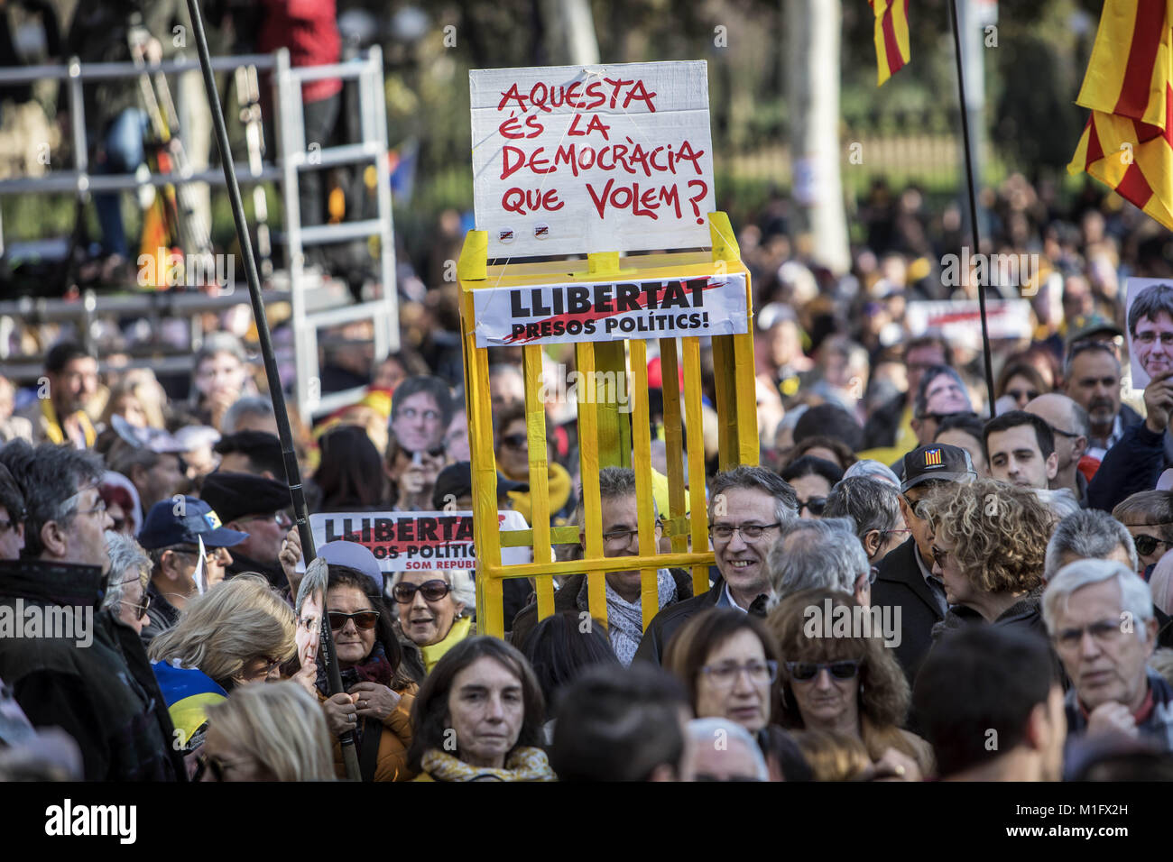 Barcelona, Spain. 30th Jan, 2018. Protesters seen during a demonstration to support Carles Puigdemont, former Catalan President in front of the Catalonia Parliament in Barcelona.Roger Torrent, President of the Catalonia Parliament, has finally canceled the parliamentary session who was scheduled for January 30, 2018 which could have form a new regional government. Credit: Victor Serri/SOPA/ZUMA Wire/Alamy Live News Stock Photo