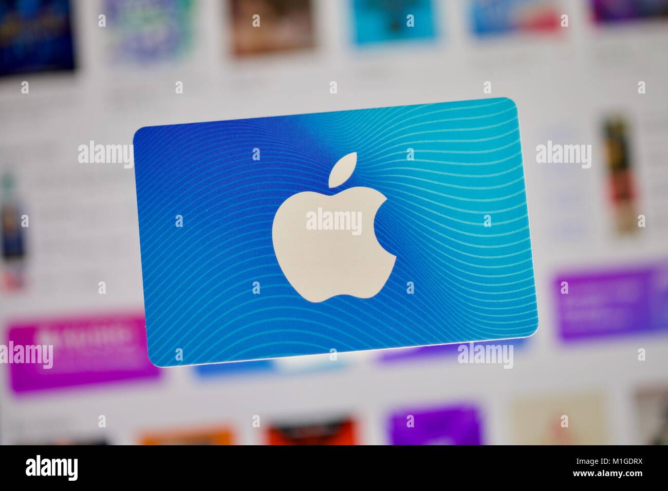 Apple store gift cards hi-res stock photography and images - Alamy