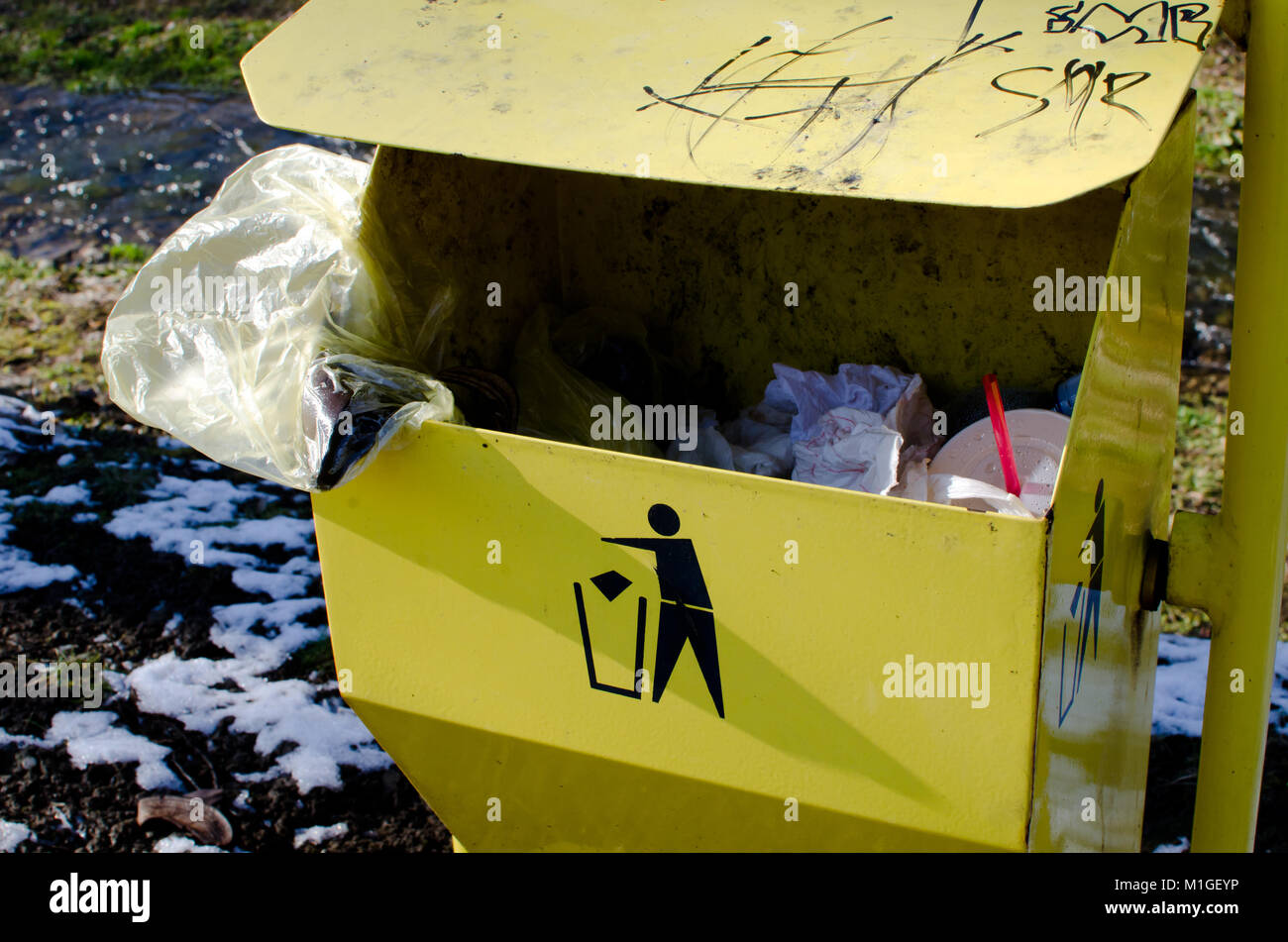 Yellow trashcan hi-res stock photography and images - Alamy