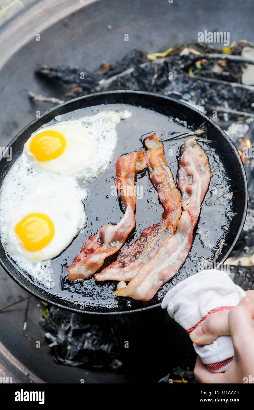 Bacon cooking in a frying pan Stock Photo - Alamy