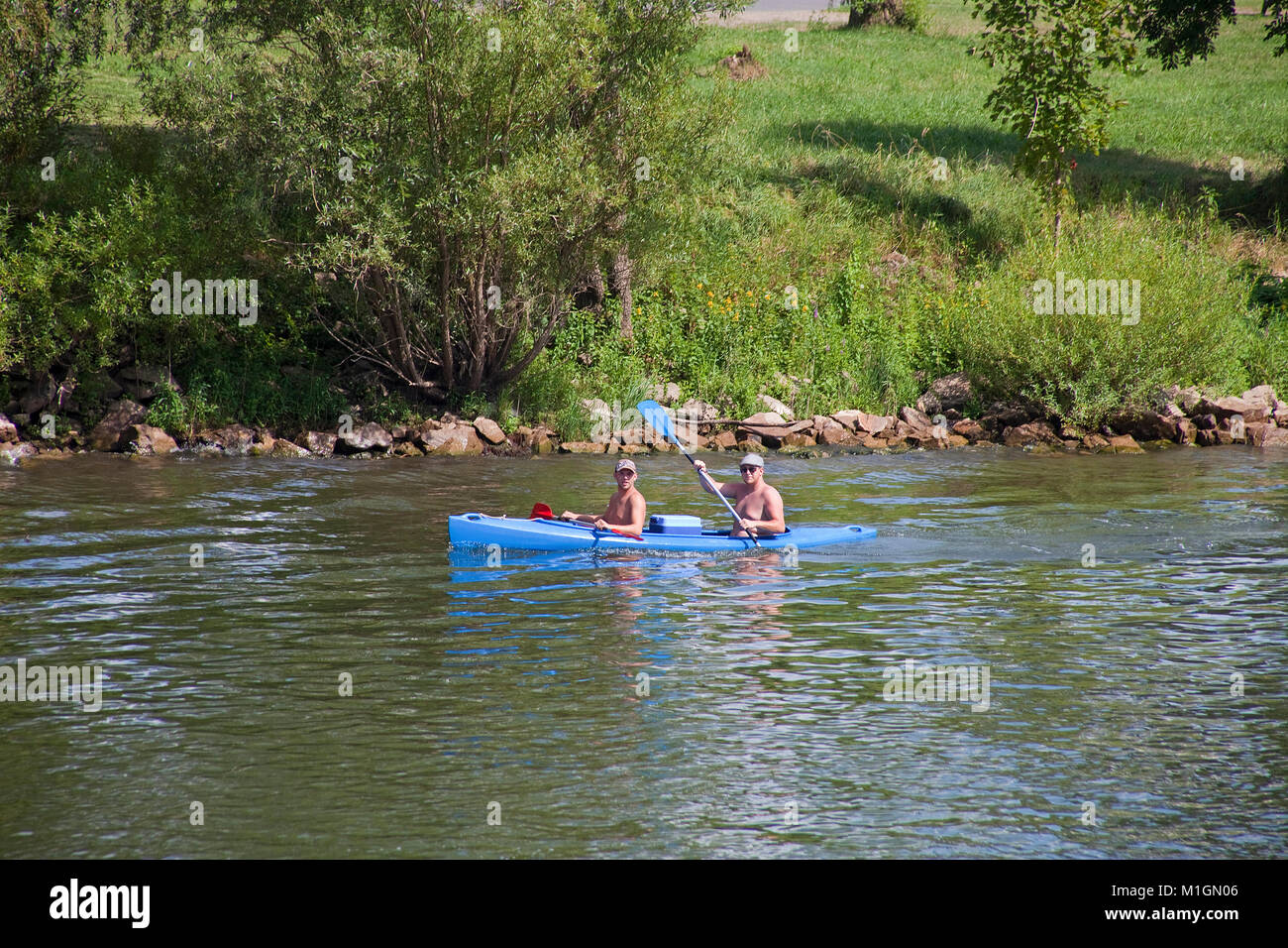 Couple with kayak on Moselle river, Zeltingen-Rachtig, Moselle river, Rhineland-Palatinate, Germany, Europe Stock Photo