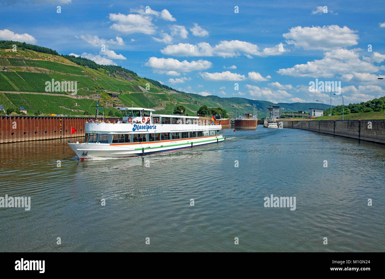 Excursion boat at the floodgate of Zeltingen, Zeltingen-Rachtig, Moselle river, Rhineland-Palatinate, Germany, Europe Stock Photo