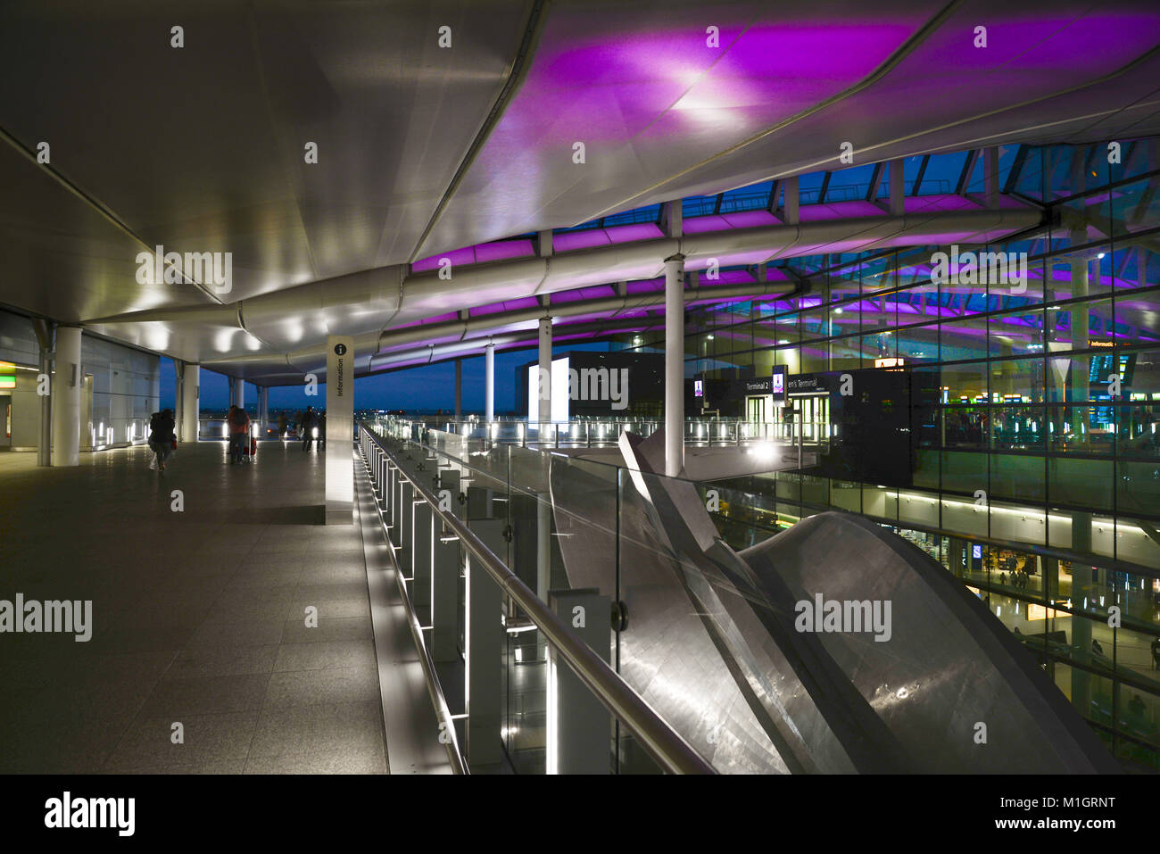 Heathrow Terminal 2 with 'Slipstream' a sculpture by Richard Wilson Stock Photo