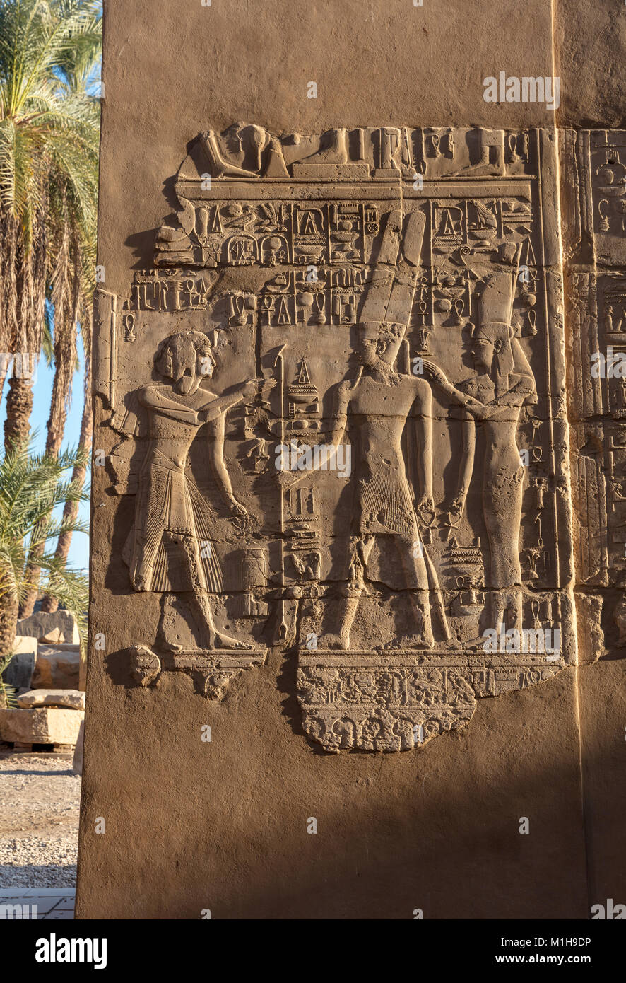 Relief of Pharaoh Seti I making offer to gods Amun and Mut, hypostyle hall, Karnak Temple, Luxor, Egypt Stock Photo